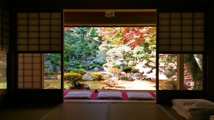 本堂から眺める庭園の紅葉が絶景 米原市の清瀧寺徳源院は穴場の紅葉スポット